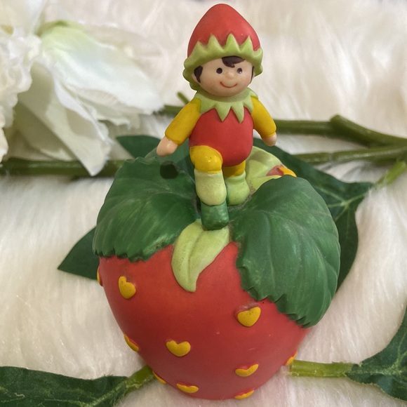 Avon Vintage Porcelain Bell Hearts Delight a Strawberry w/ an Elf Pixie 1993 - Picture 5 of 17
